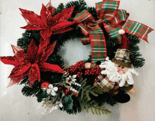 Guirlanda com enfeite de papai noel, flores e laço xadrez 40cm